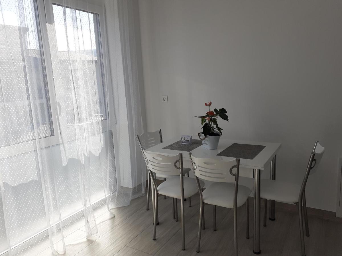 Sara Apartman Livezeni  エクステリア 写真