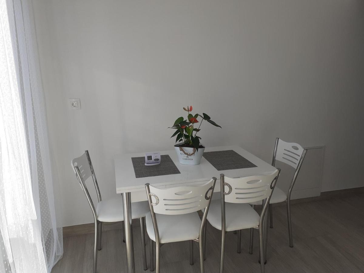 Sara Apartman Livezeni  エクステリア 写真