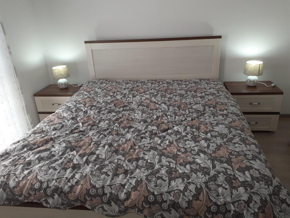 Sara Apartman Livezeni  エクステリア 写真